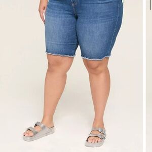 Lane Bryant SZ 26 Essential Stretch Frayed Hem Bermuda Shorts